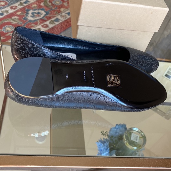 Authentic Burberry flat shoes - Picture 1 of 13